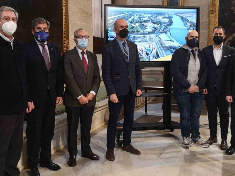 Imagen de la reunión del Ayuntamiento de Sevilla tras la ampliación del catálogo de protección de edificios emblemáticos de la Exposición Universal de 1992 en la Cartuja en defensa del patrimonio y para impulsar el turismo en el entorno