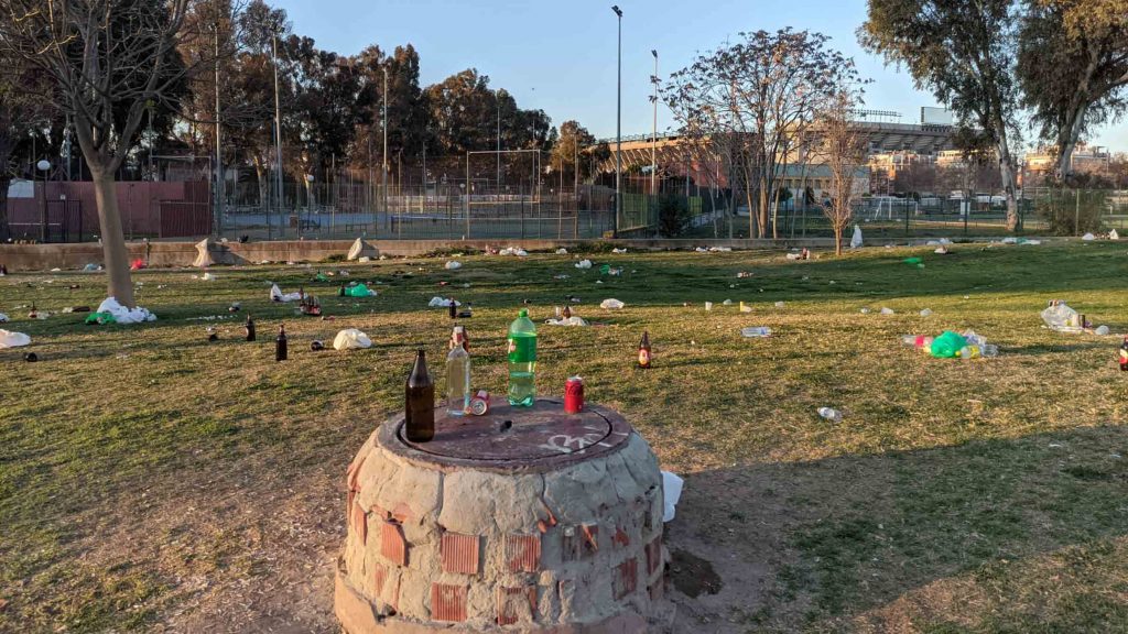 Restos de botellonas en el Parque del Guadaíra / SA