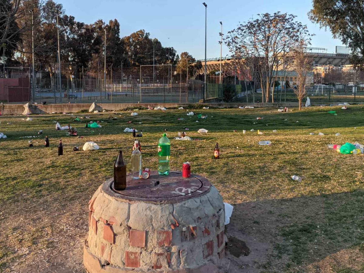 Restos de botellonas en el Parque del Guadaíra en 2022 / SA
