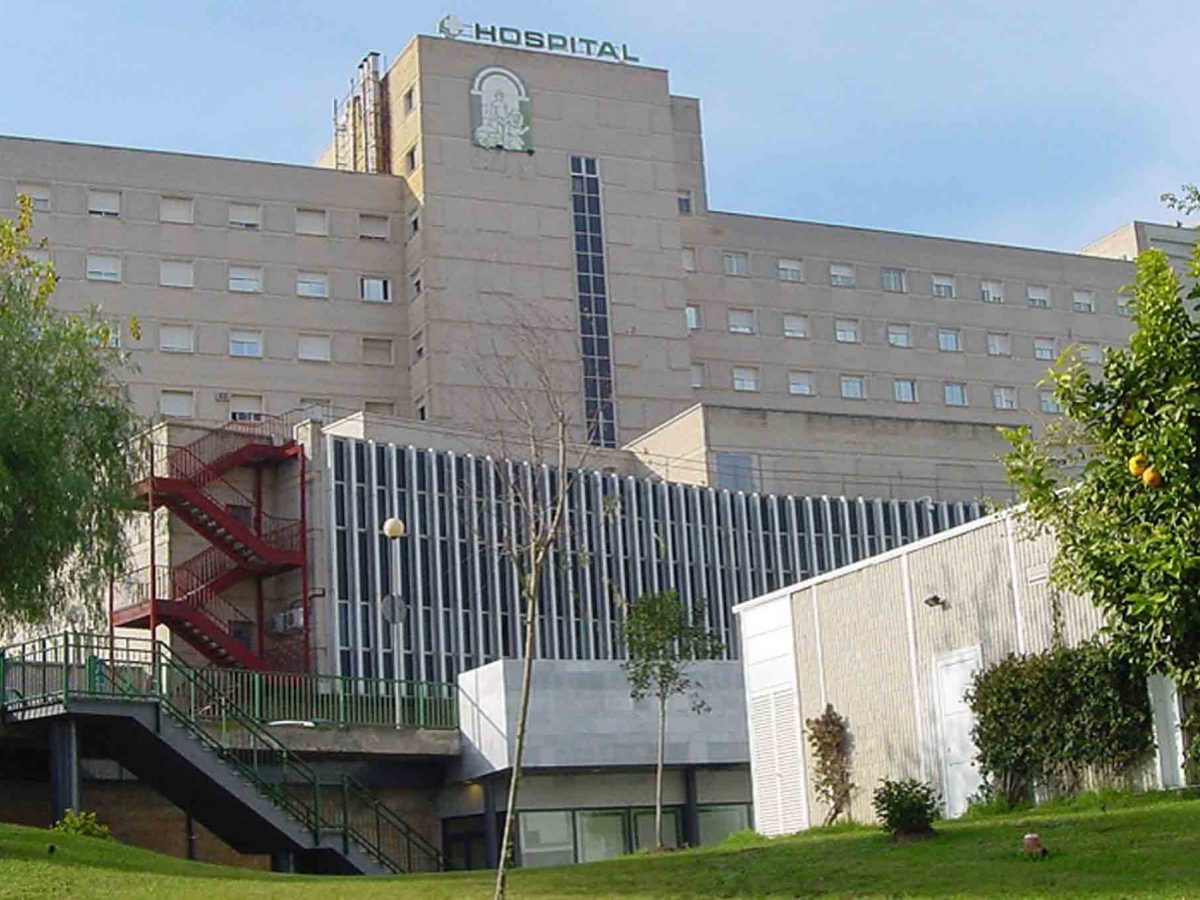 Imagen del Hospital de Valme, donde se encuentran los dos afectados por un incendio provocado por un cigarro en Mairena del Alcor