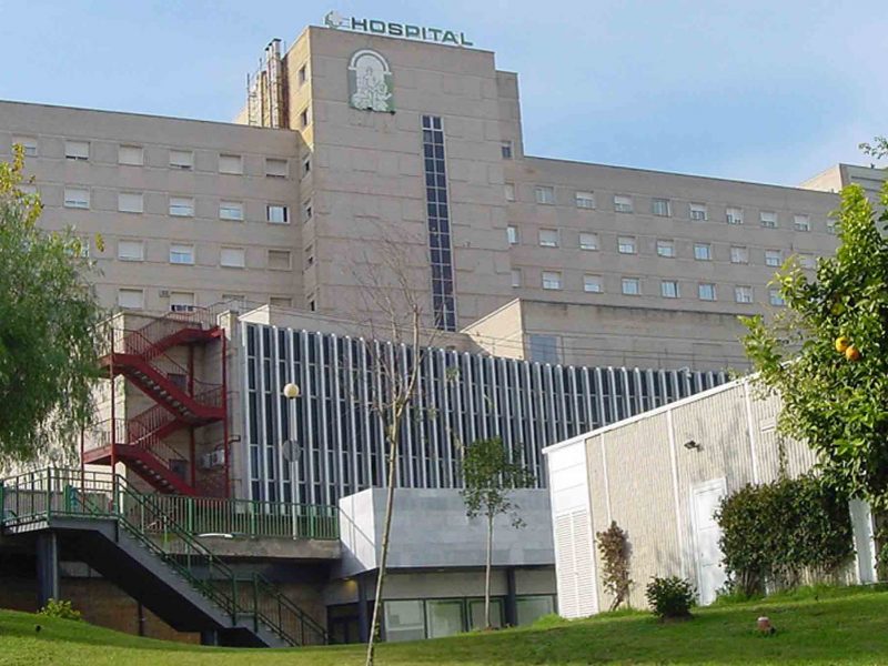 Imagen del Hospital de Valme, donde se encuentran los dos afectados por un incendio provocado por un cigarro en Mairena del Alcor