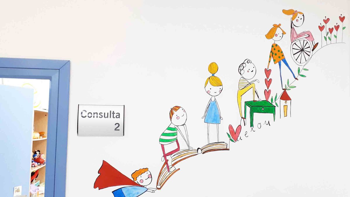 Mural de decoración de la Unidad de Salud Mental Infantil del Virgen Macarena / SA