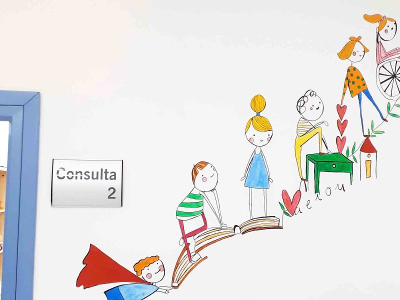 Mural de decoración de la Unidad de Salud Mental Infantil del Virgen Macarena / SA