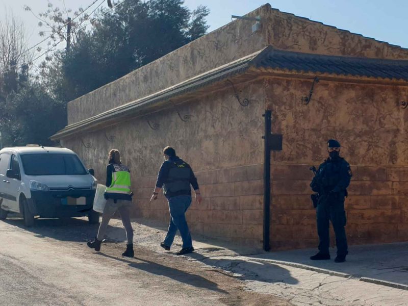 Imagen de registros realizados en una operación contra el narcotráfico de hachís en Sevilla / GC