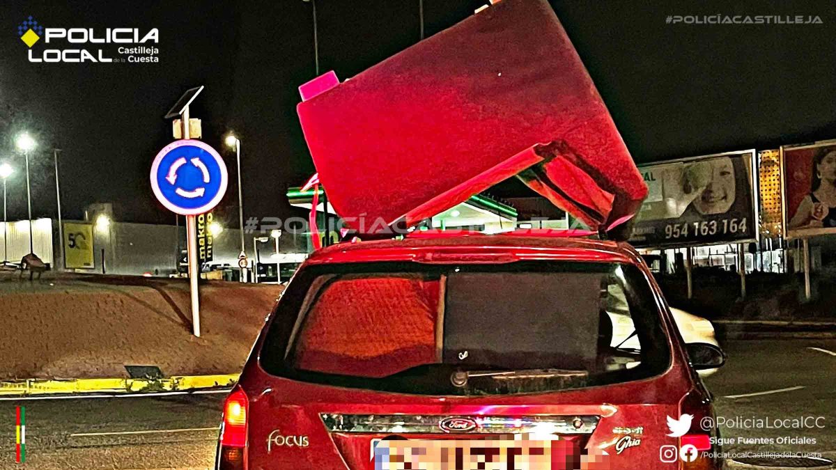 Conductor con permiso de conducir caducado transportando un sofá / Policía Local de Castilleja