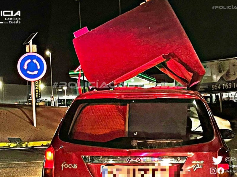 Conductor con permiso de conducir caducado transportando un sofá / Policía Local de Castilleja