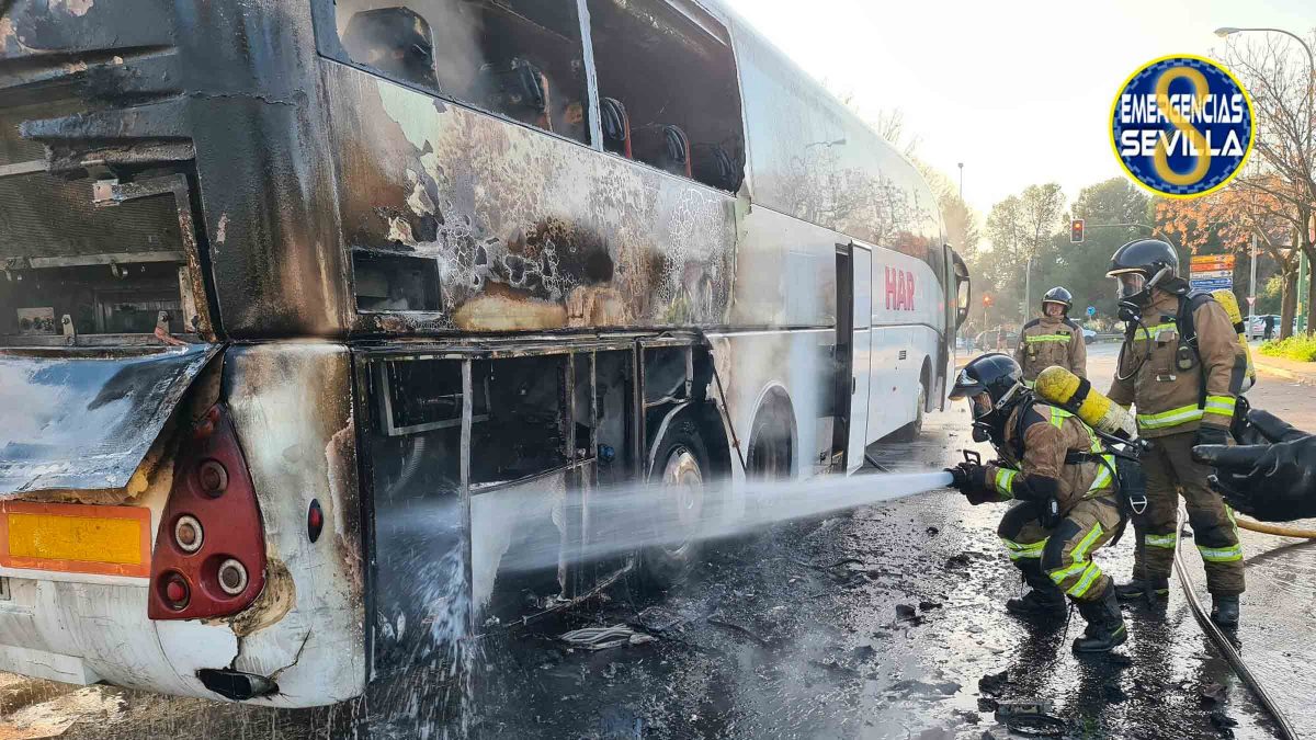 Autobús incendiado en el Polígono Norte / Emergencias Sevilla