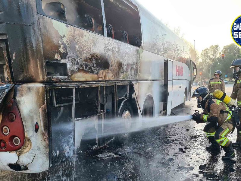 Autobús incendiado en el Polígono Norte / Emergencias Sevilla