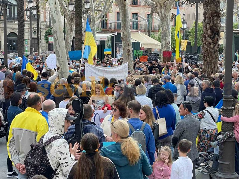 Manifestación de ucranianos y sevillanos en Plaza Nueva / Clara Fajardo