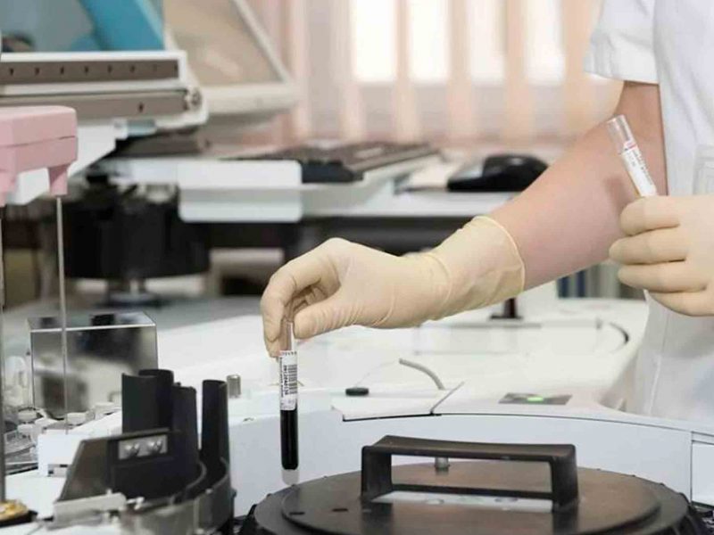 Mujer en un laboratorio / Pixabay