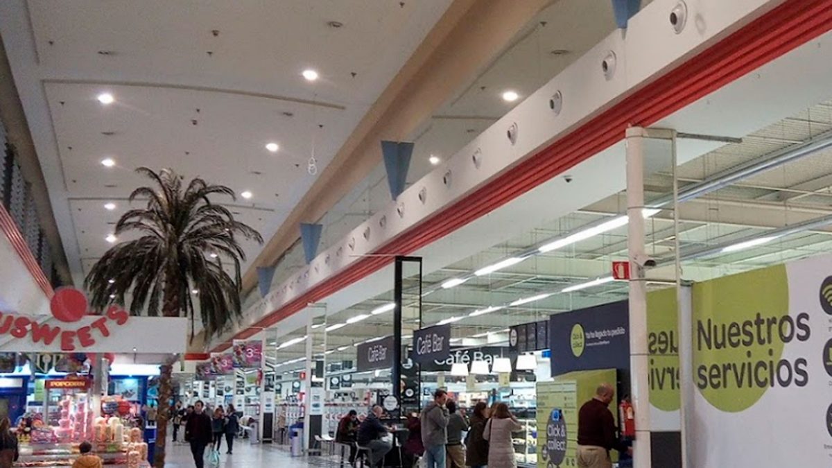 Interior del Carrefour de Camas / Googlemaps