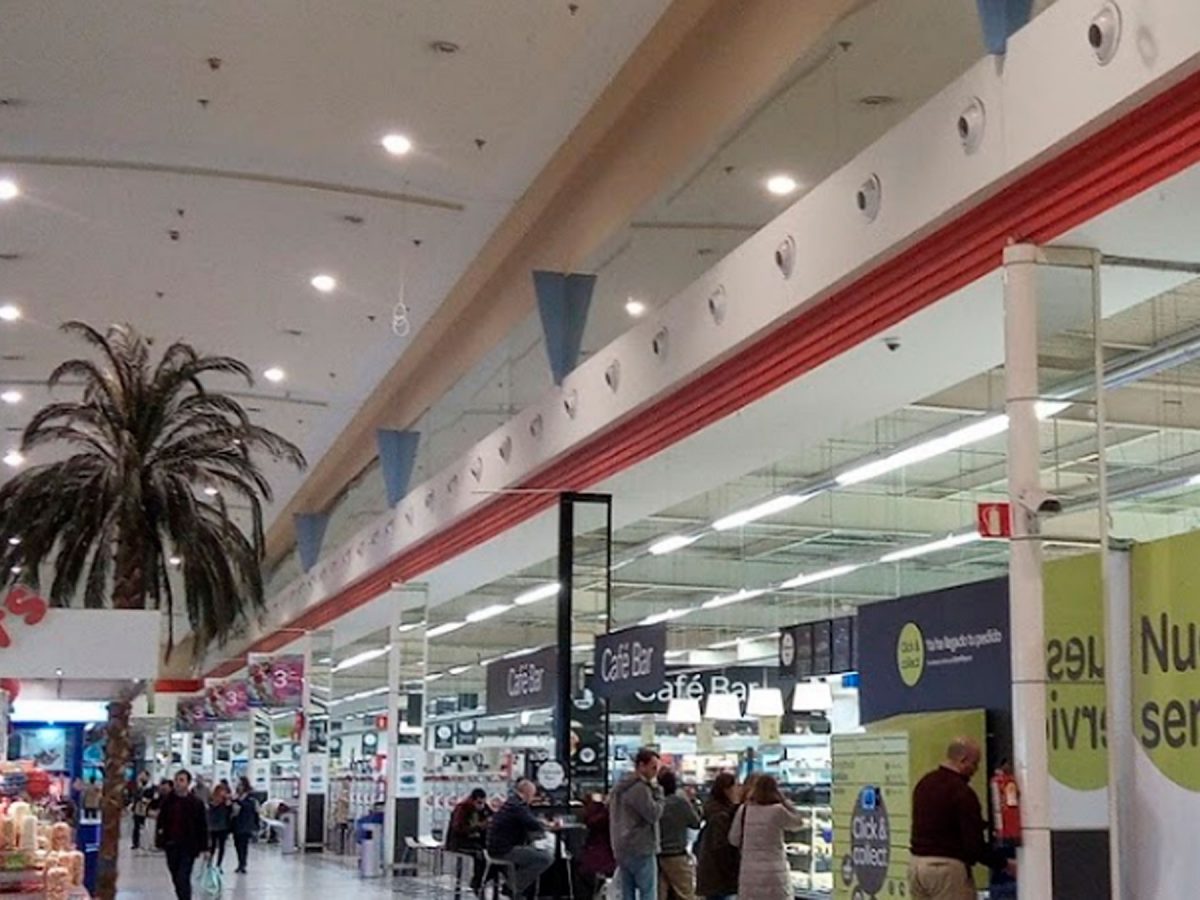 Interior del Carrefour de Camas / Googlemaps