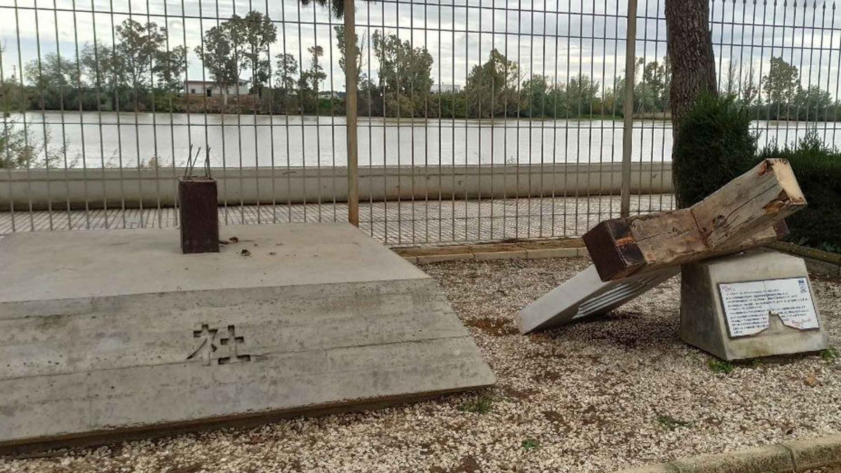 Monumento objeto de acto vandálico en Coria del Río / AD