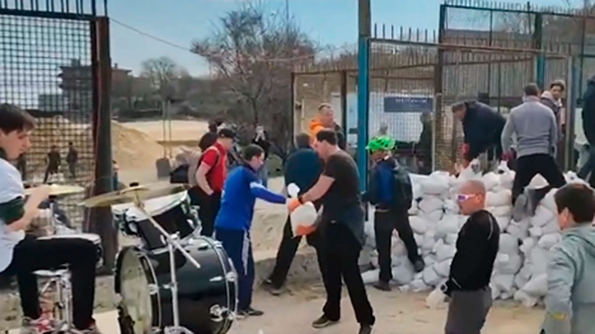 Población ucraniana preparándose ante la invasión rusa con la música de Bon Jovi / SA