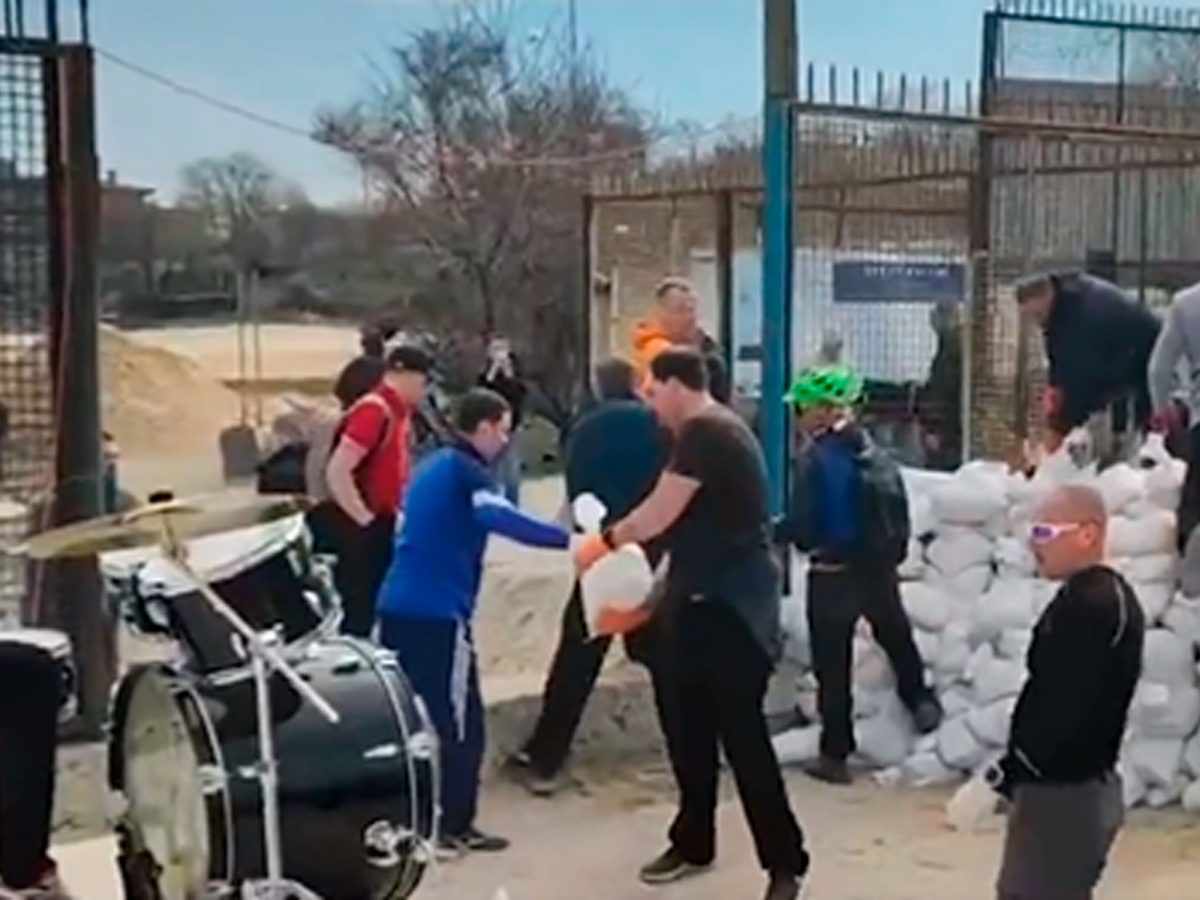 Población ucraniana preparándose ante la invasión rusa con la música de Bon Jovi / SA