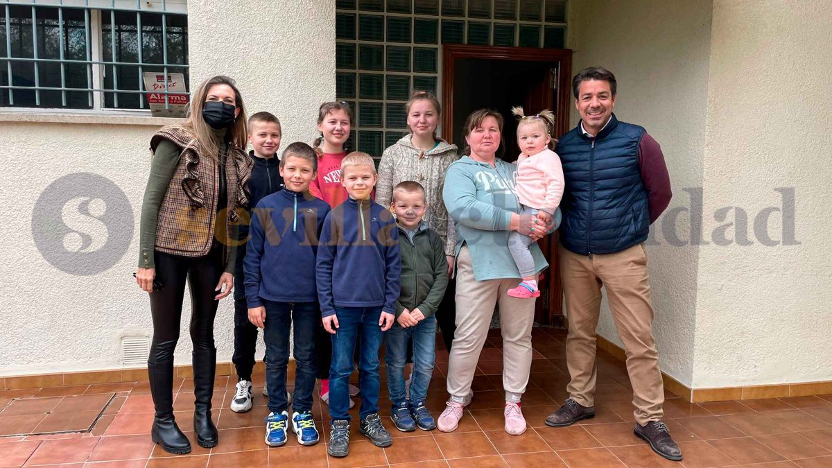 Imagen de la familia ucraniana al completo con el matrimonio de Tomares que los acoge / Clara Fajardo