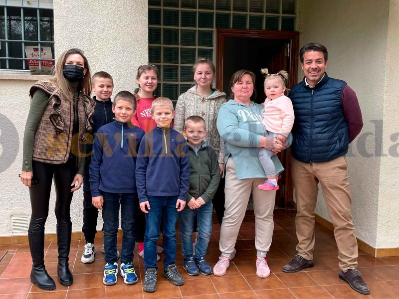 Imagen de la familia ucraniana al completo con el matrimonio de Tomares que los acoge / Clara Fajardo
