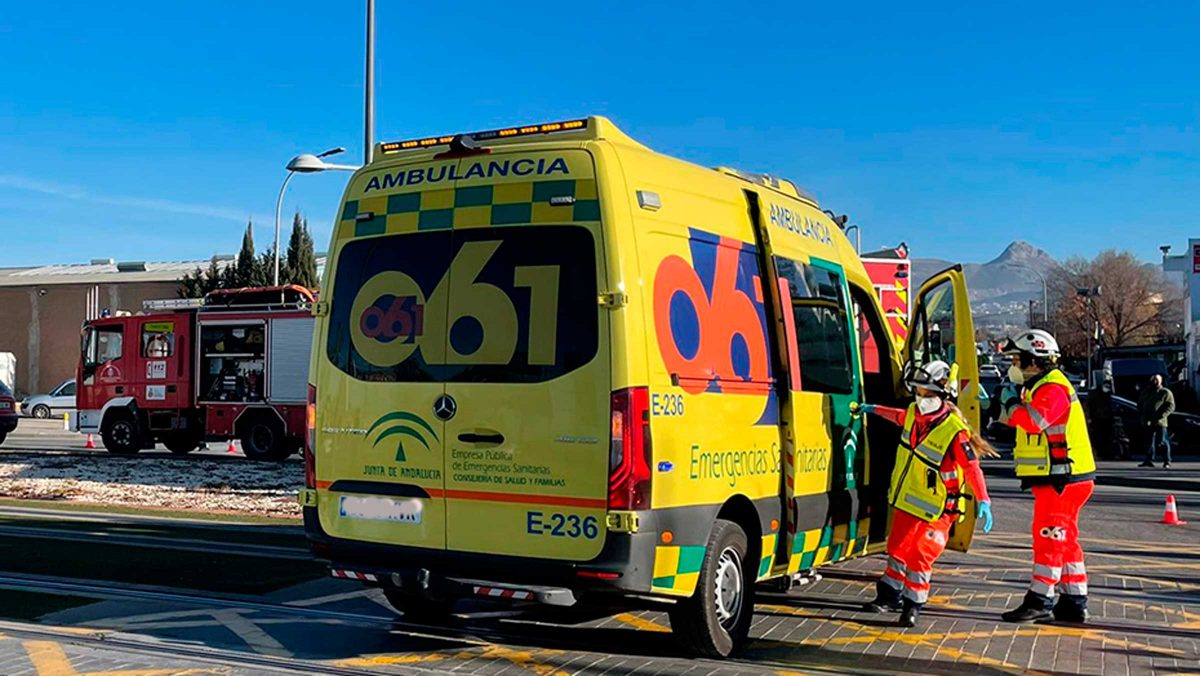 Ambulancia del 061 y el cuerpo de Bomberos que ayudaron al herido de 12 años