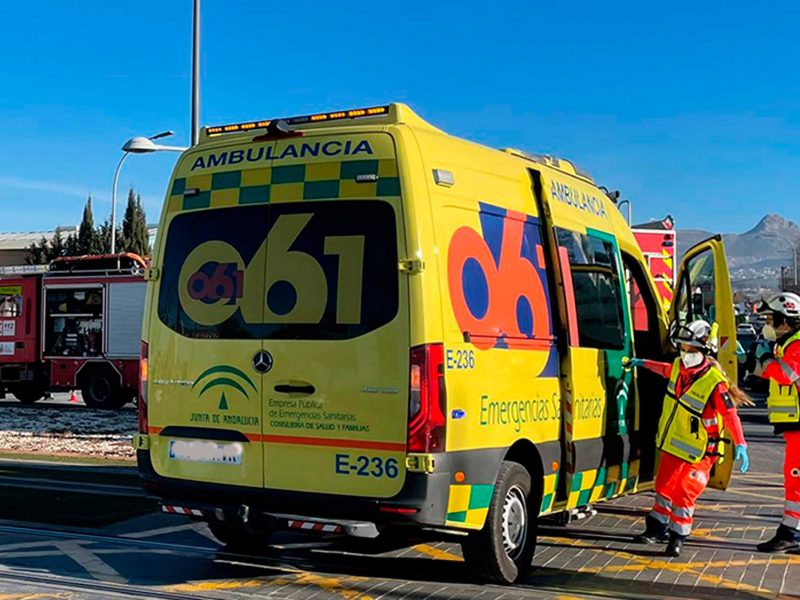 Ambulancia del 061 y el cuerpo de Bomberos que ayudaron al herido de 12 años