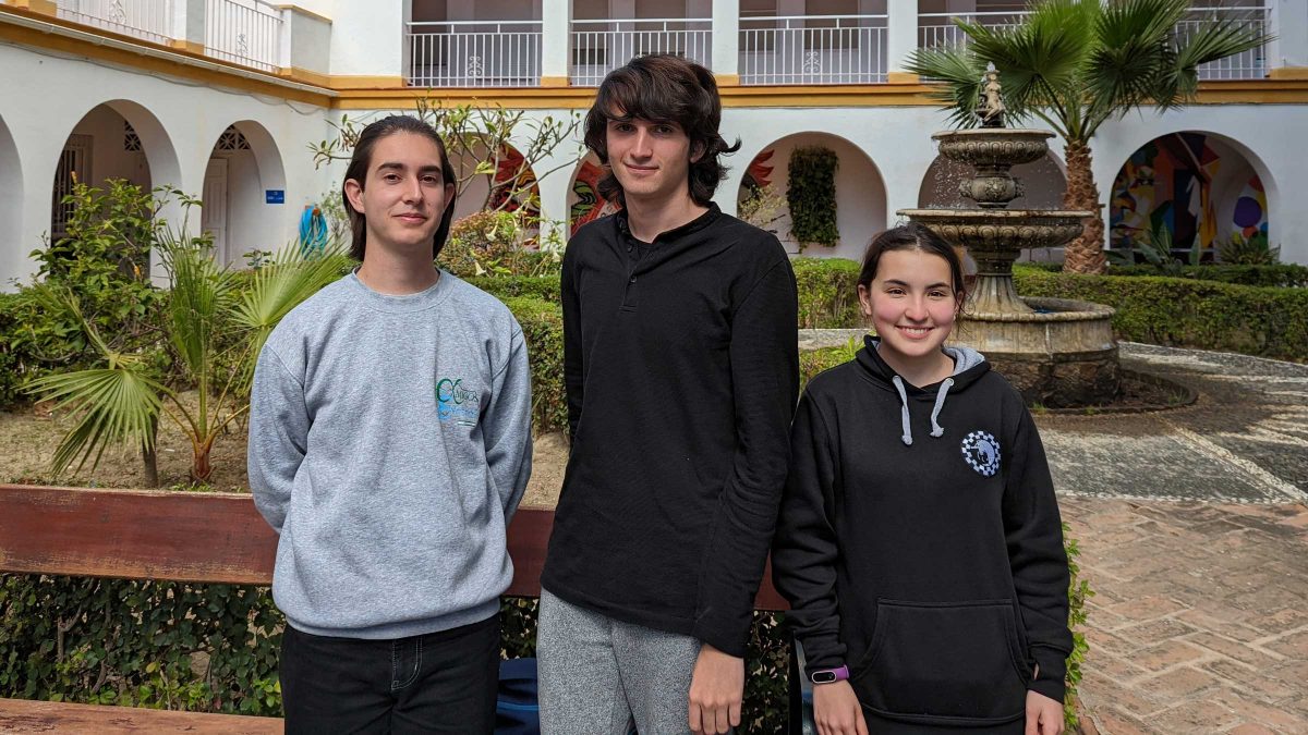 Los estudiantes Pablo Puerto, Pablo Troyano y Clara Briand