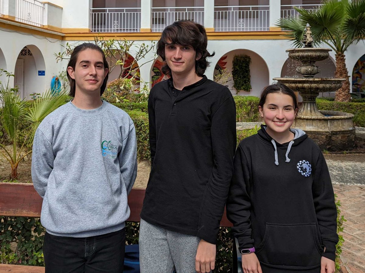 Los estudiantes Pablo Puerto, Pablo Troyano y Clara Briand