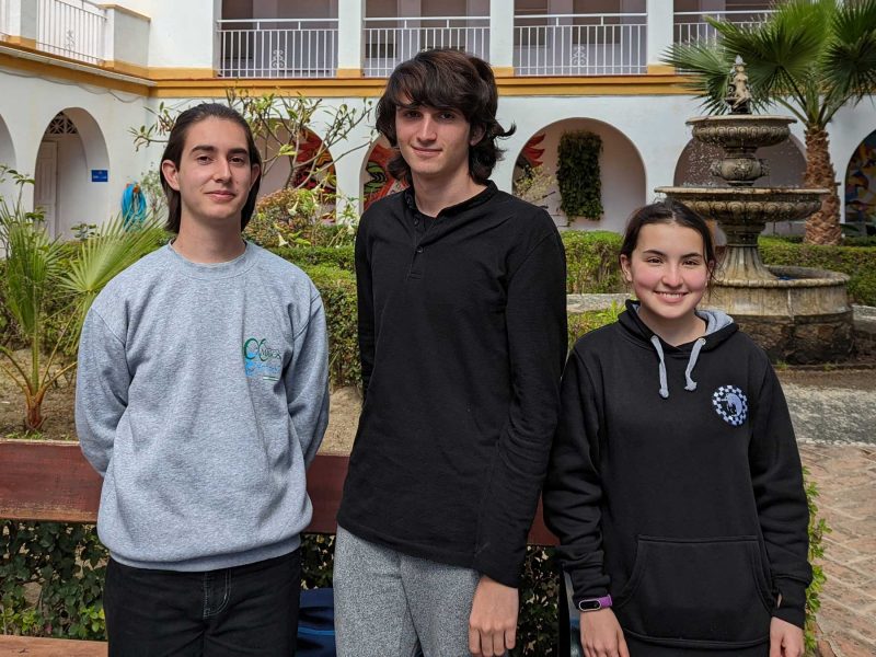 Los estudiantes Pablo Puerto, Pablo Troyano y Clara Briand