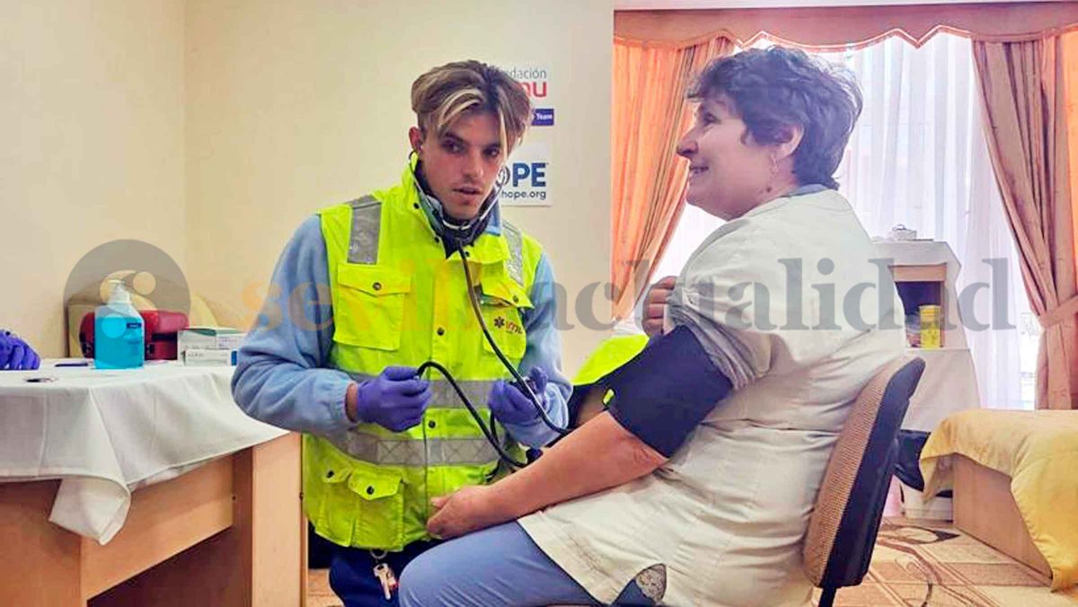 Un voluntario de la misión humanitaria de SAMU Gelves atiende a una refugiada ucraniana en Rumanía / SA