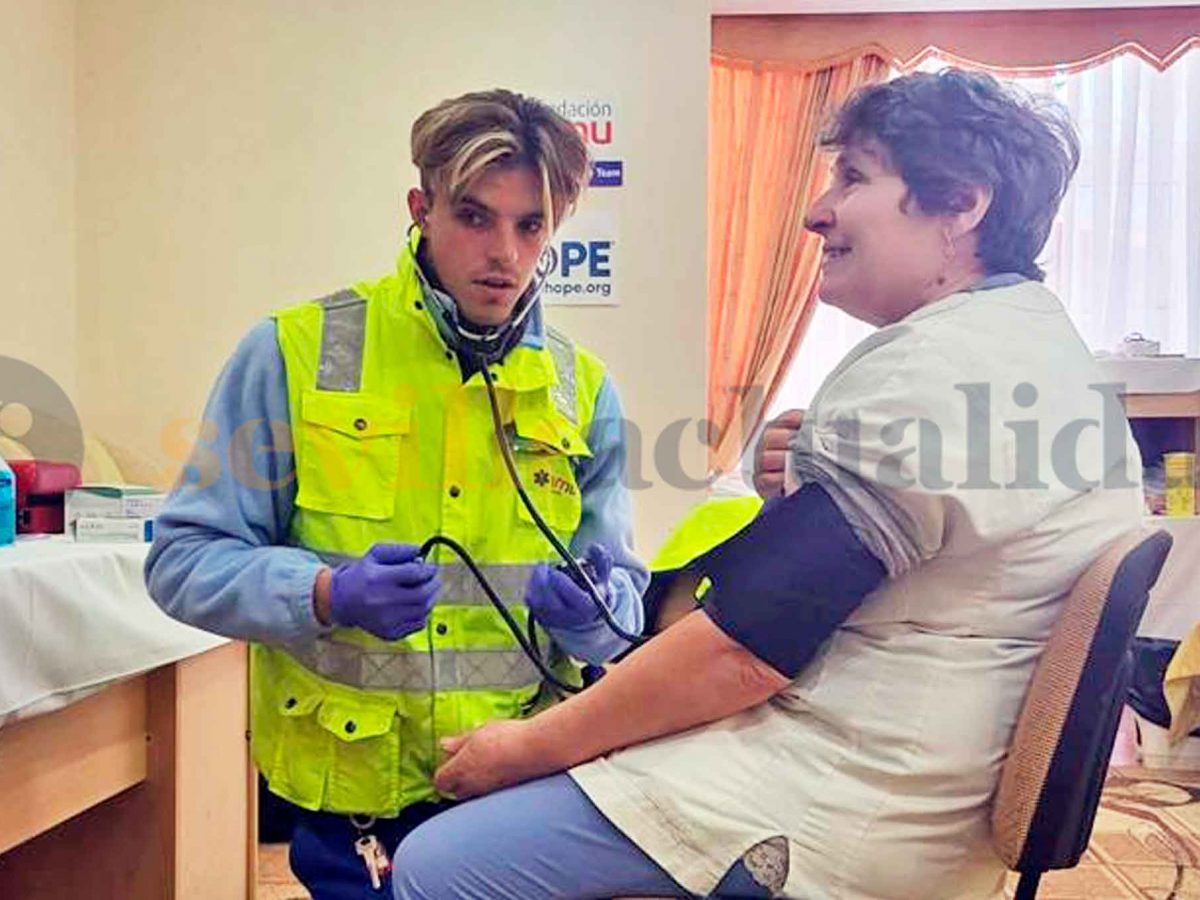 Un voluntario de la misión humanitaria de SAMU Gelves atiende a una refugiada ucraniana en Rumanía / SA