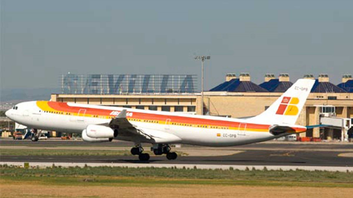 El Aeropuerto de Sevilla atenderá cerca de treinta vuelos chárter para la final de la Europa League.