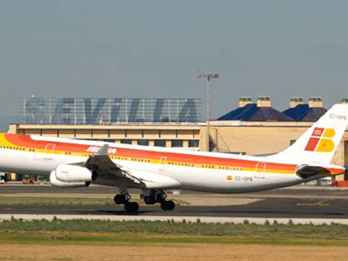 El Aeropuerto de Sevilla atenderá cerca de treinta vuelos chárter para la final de la Europa League.