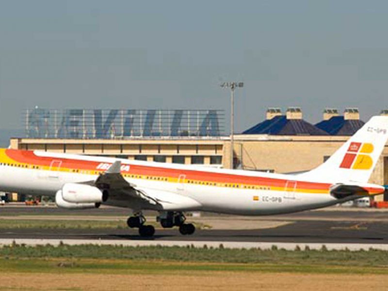 El Aeropuerto de Sevilla atenderá cerca de treinta vuelos chárter para la final de la Europa League.