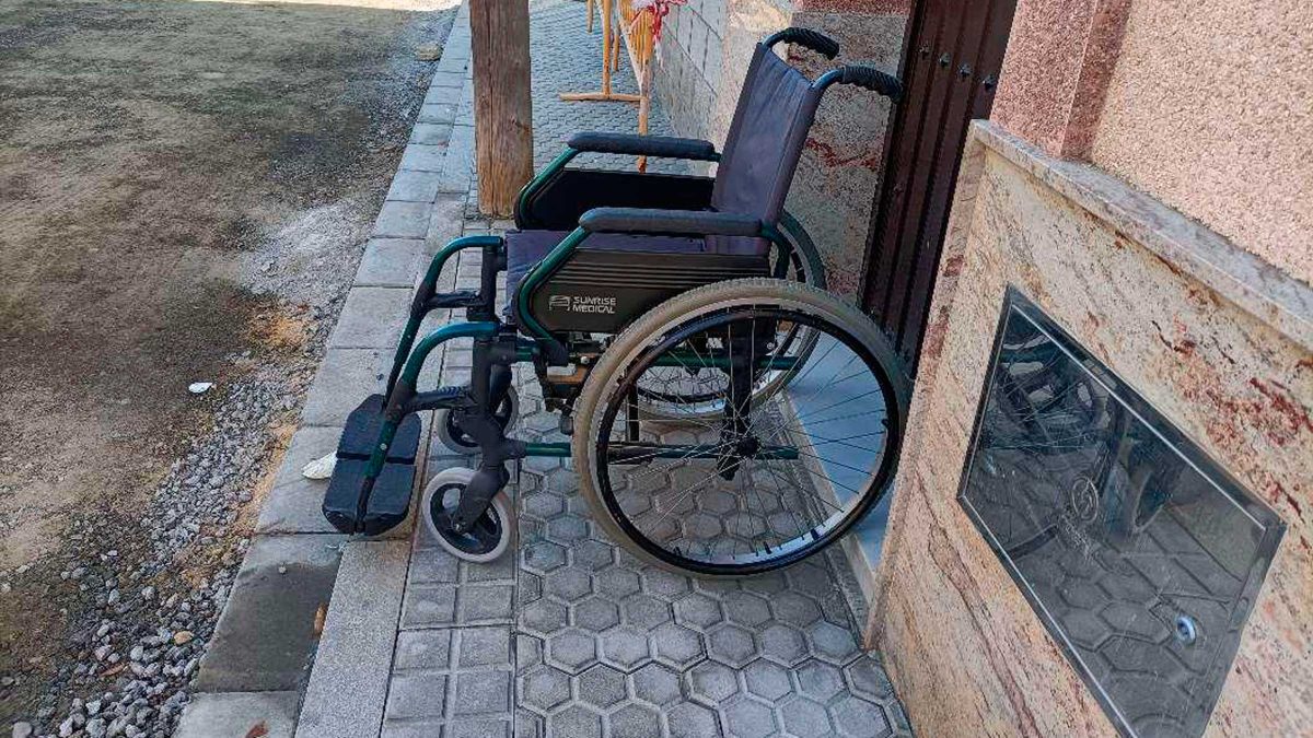 Silla de ruedas con imposibilidad de desplazarse por la vía