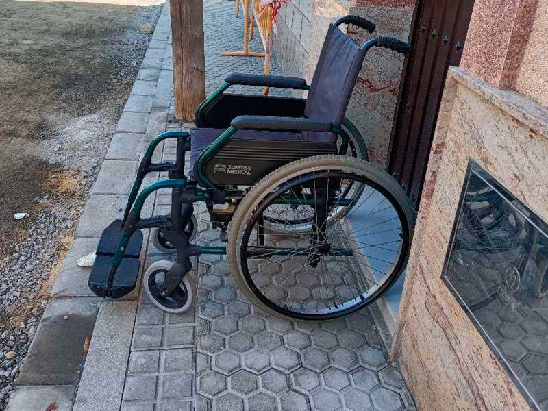 Silla de ruedas con imposibilidad de desplazarse por la vía