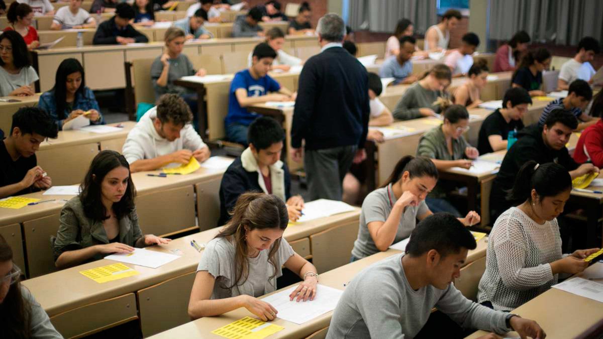 Clase de Universidad con alumnos u alumnas jóvenes