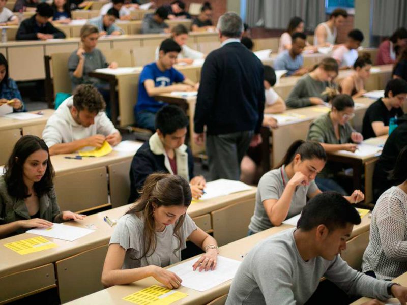 Clase de Universidad con alumnos u alumnas jóvenes