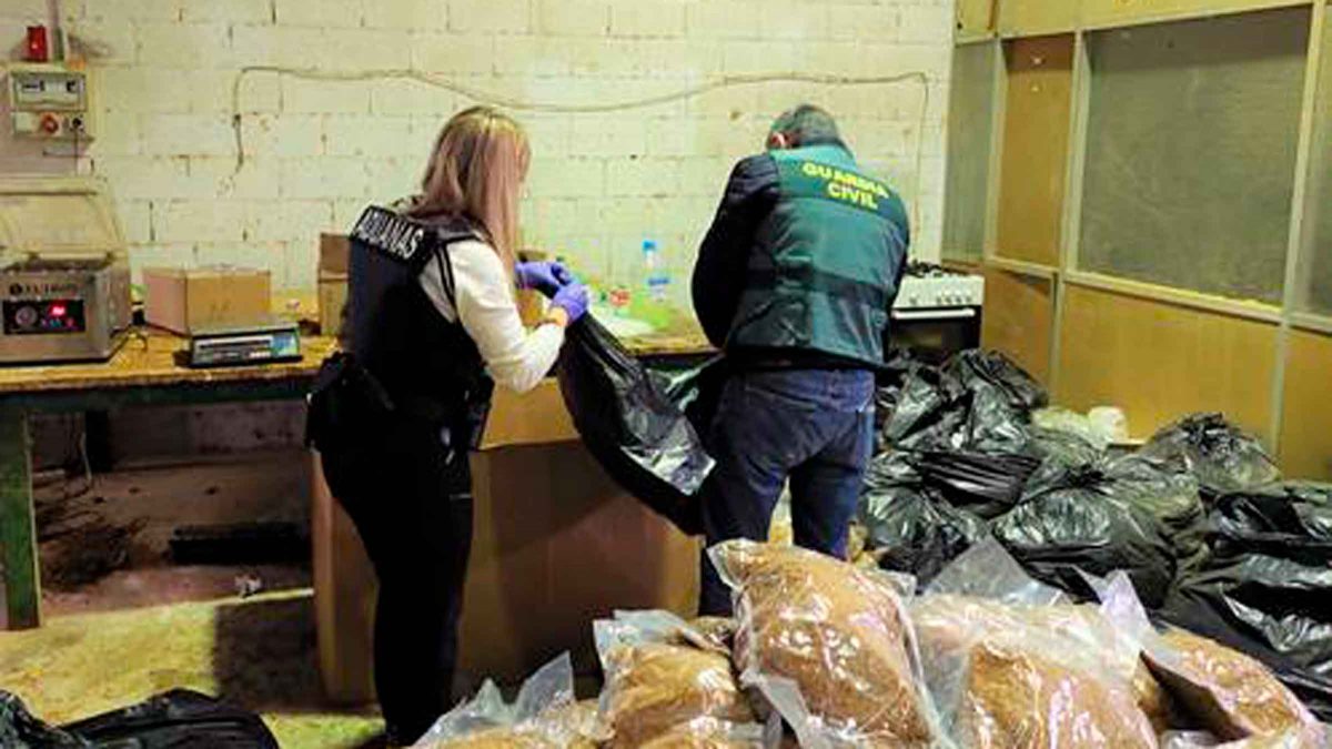 Imagen de una operación para luchar contra el contrabando de tabaco en Sanlúcar La Mayor y Sevilla/AD