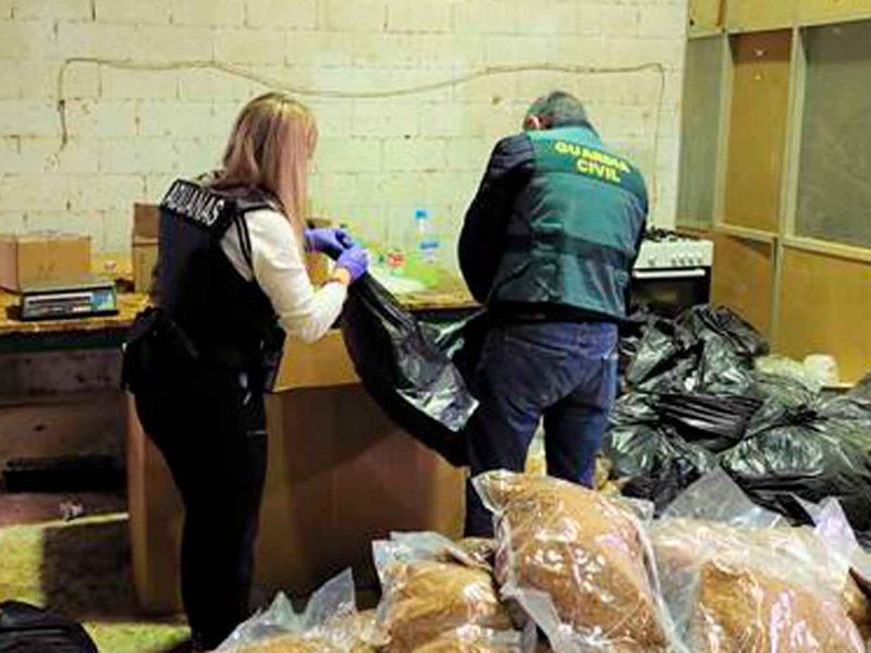 Imagen de una operación para luchar contra el contrabando de tabaco en Sanlúcar La Mayor y Sevilla/AD