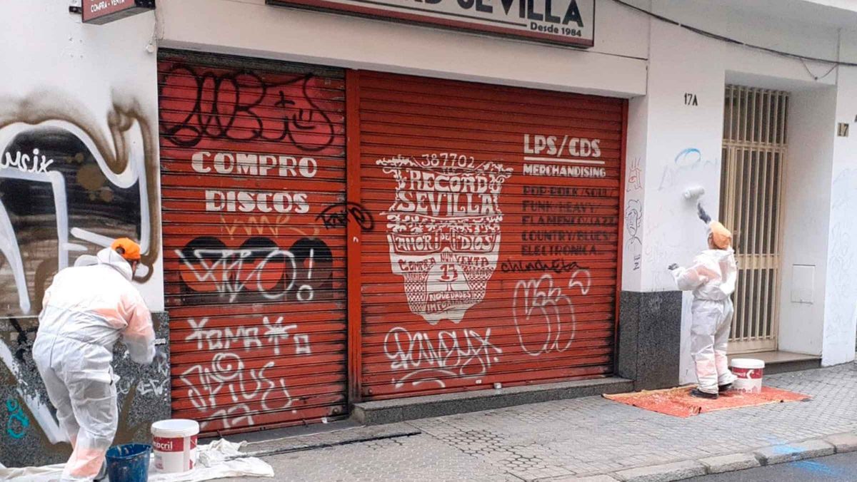 Lipasam limpia pinturas vandálicas de 240 calles