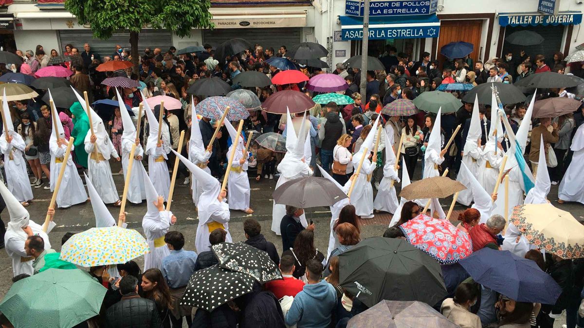 Nazarenos de la hermandad de San Gonzalo bajo la lluvia de este Lunes Santo / SA