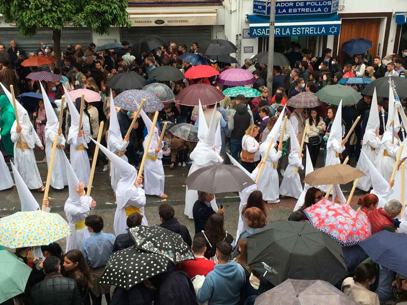 Nazarenos de la hermandad de San Gonzalo bajo la lluvia de este Lunes Santo / SA