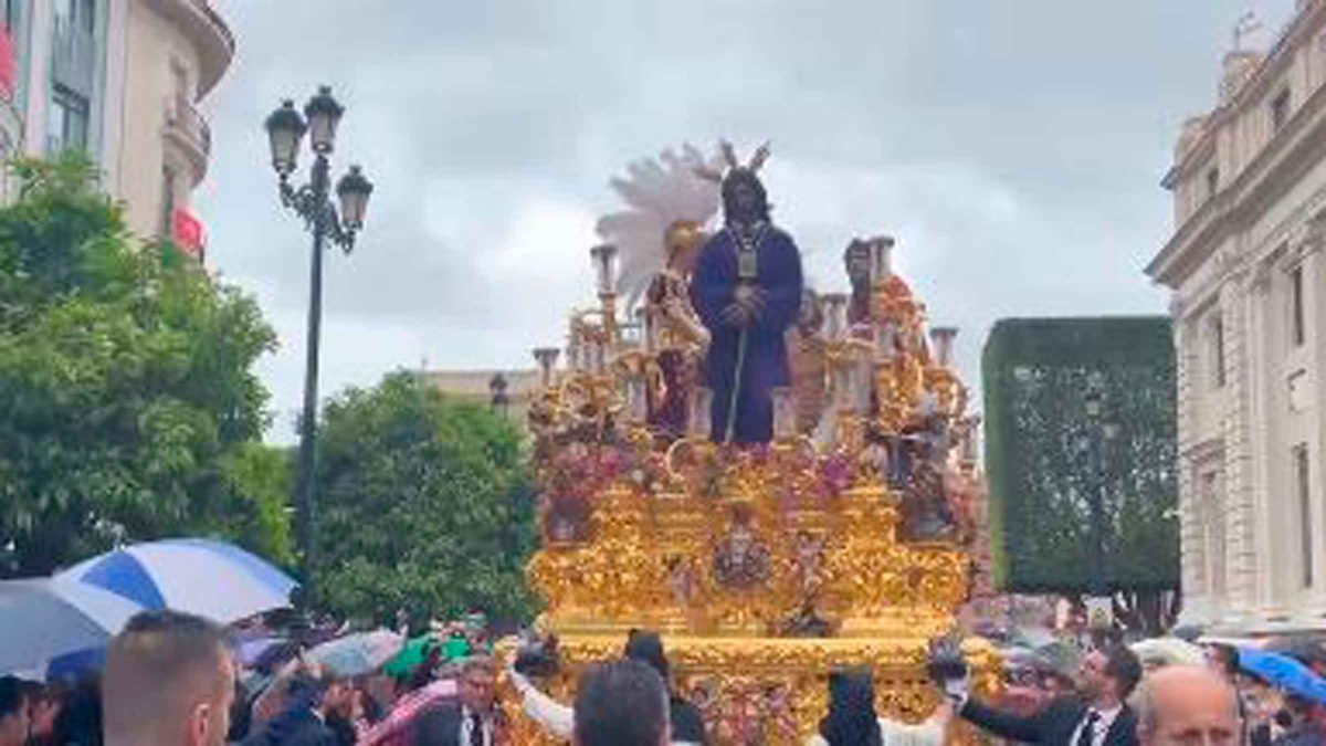 El Cristo de la Hermandad de San Pablo bajo la lluvia de este Lunes Santo / SA