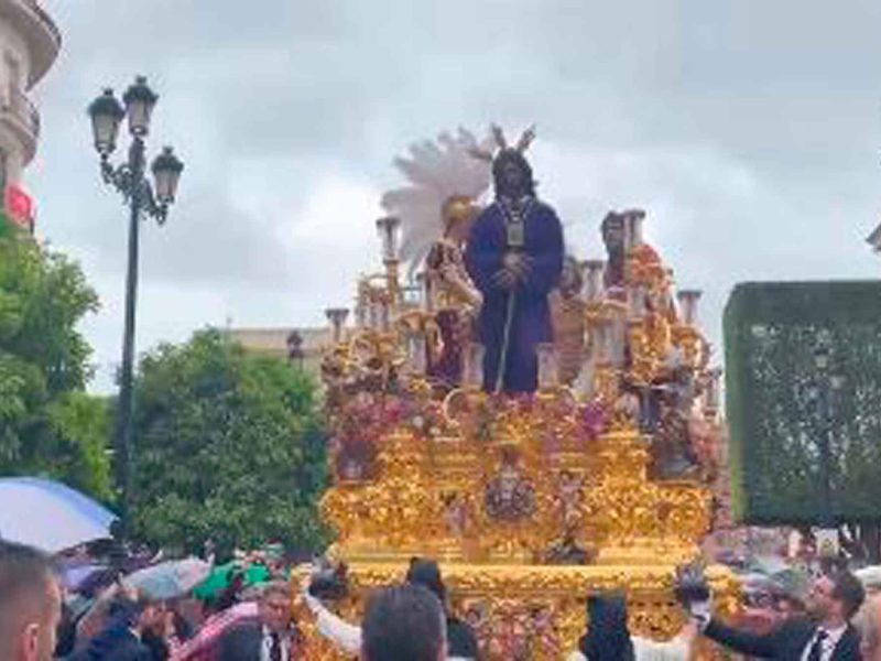 El Cristo de la Hermandad de San Pablo bajo la lluvia de este Lunes Santo / SA
