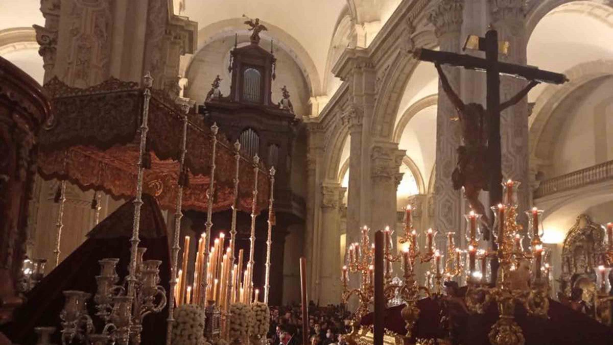 Los dos pasos de la Hermandad del Amor