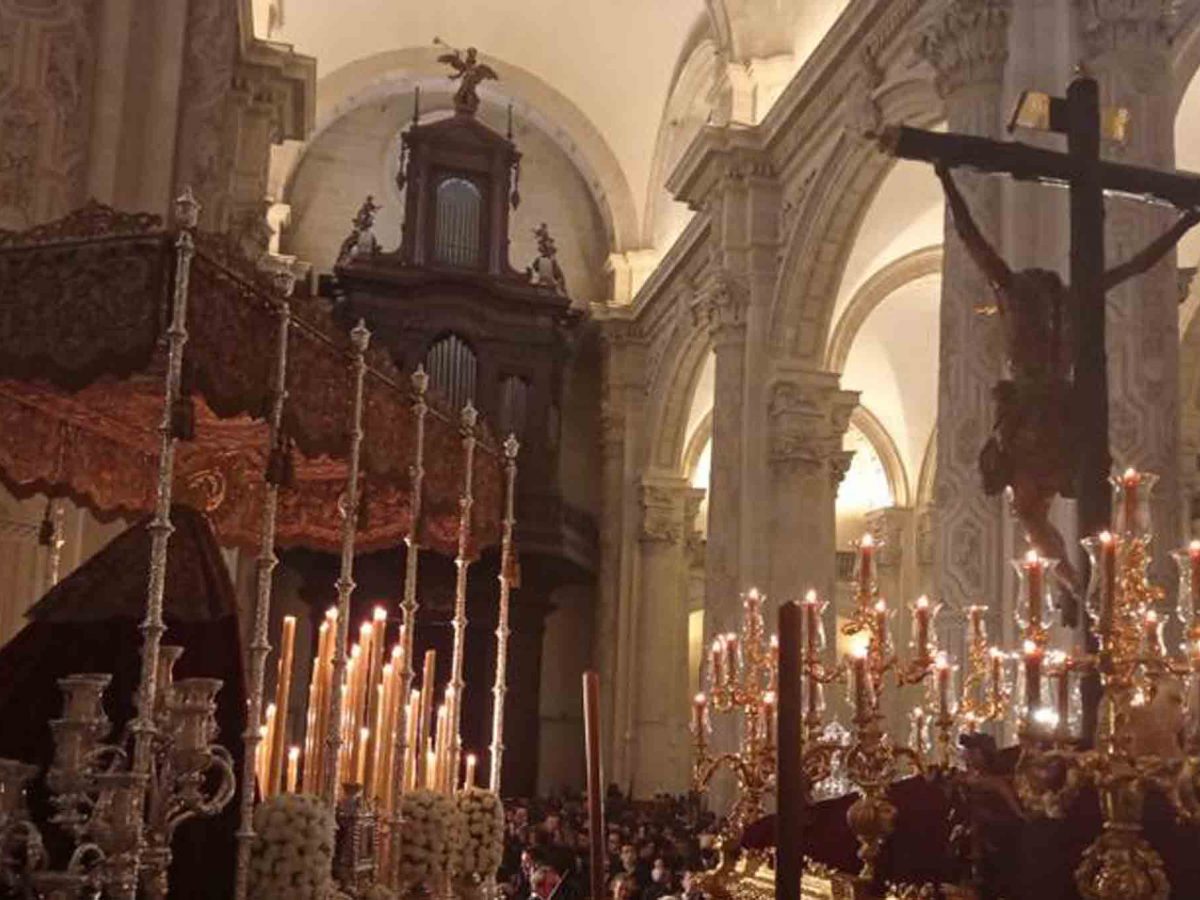 Los dos pasos de la Hermandad del Amor