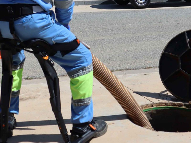 Emasesa utiliza exoesqueletos para los trabajos de mantenimiento en su red