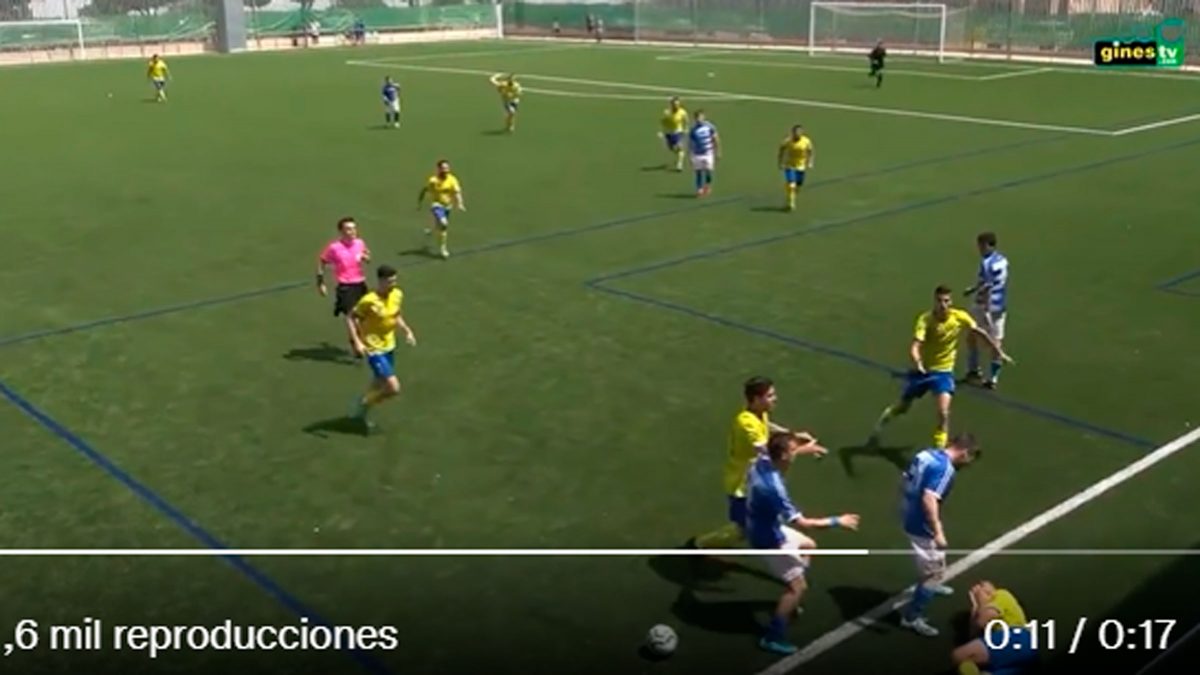 Imagen de la agresión del jugador del Valencina FC al de la JUVE / Gines TV