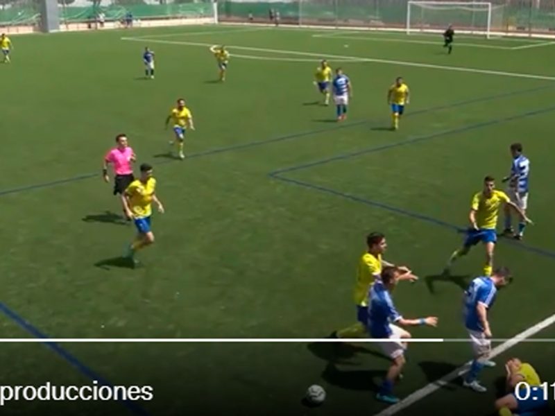 Imagen de la agresión del jugador del Valencina FC al de la JUVE / Gines TV