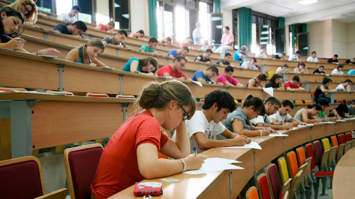 Alumnos realizando s