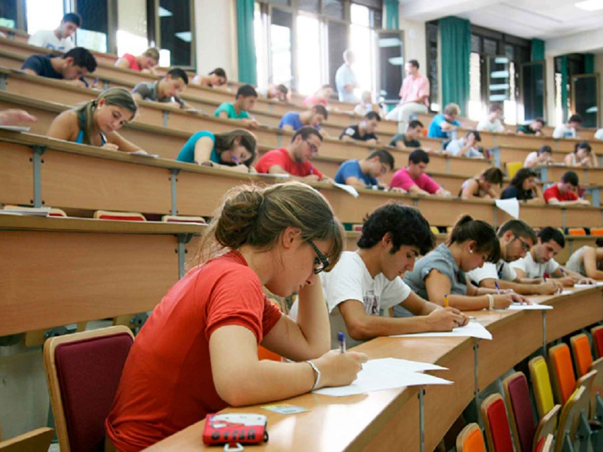 Alumnos realizando s