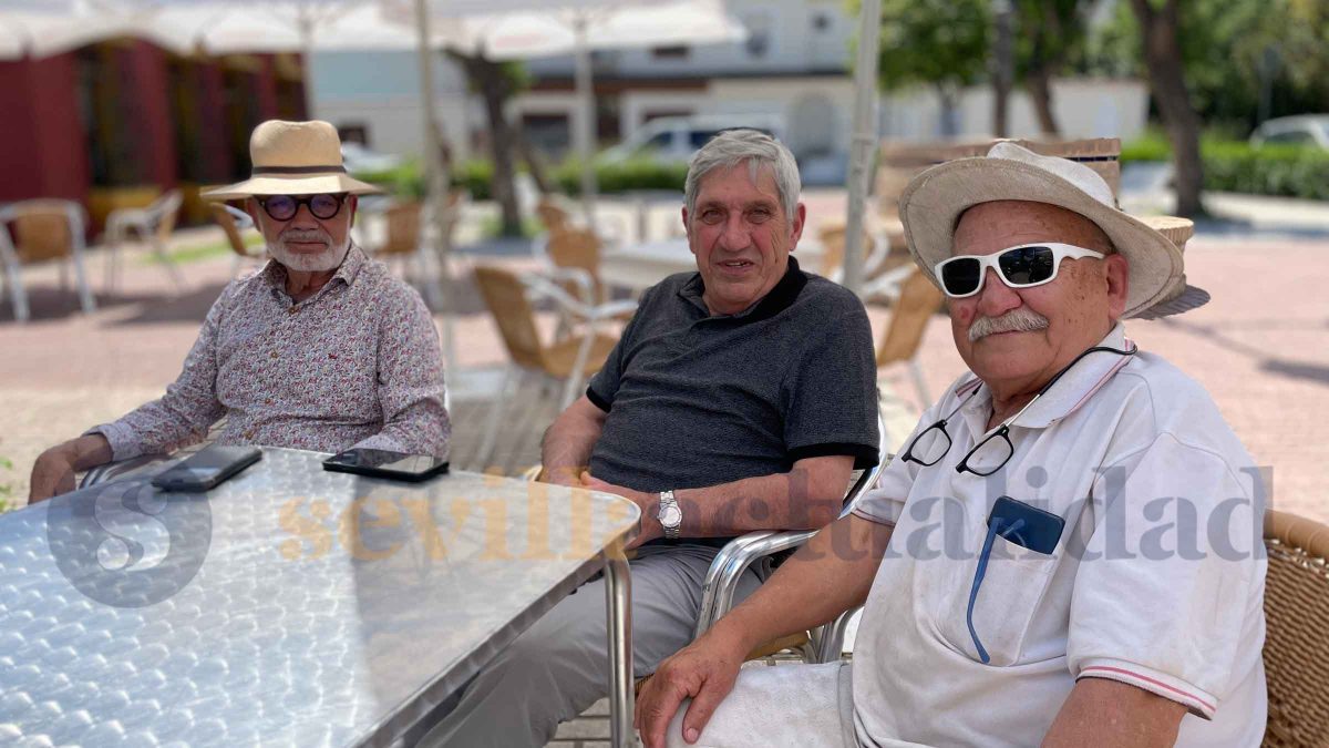 De izquierda a derecha: Manuel Álvarez, Antonio Cano y Pedro Silva, los arquitectos de la bola de la Expo'92 / Clara Fajardo